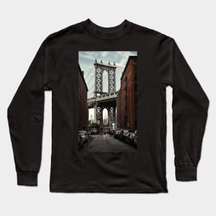 Famous view of the Manhattan Bridge from Washington Street in Dumbo, Brooklyn, New York City, USA Long Sleeve T-Shirt